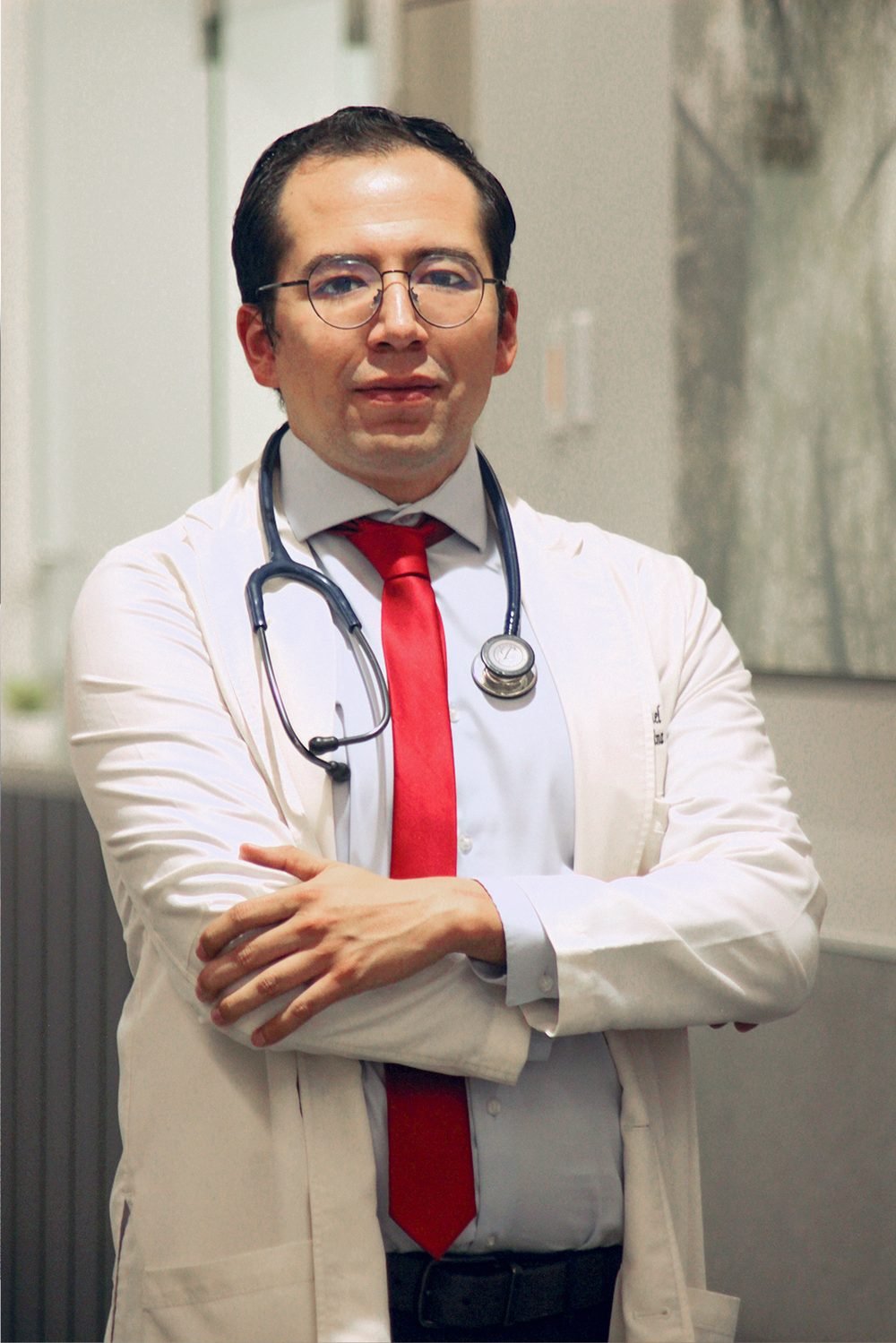 Retrato del Dr. Emmanuel Tapia López con bata clínica