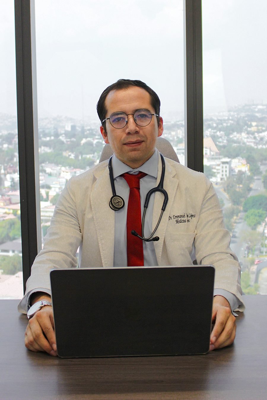 El doctor en su escritorio con vista panorámica de la ciudad