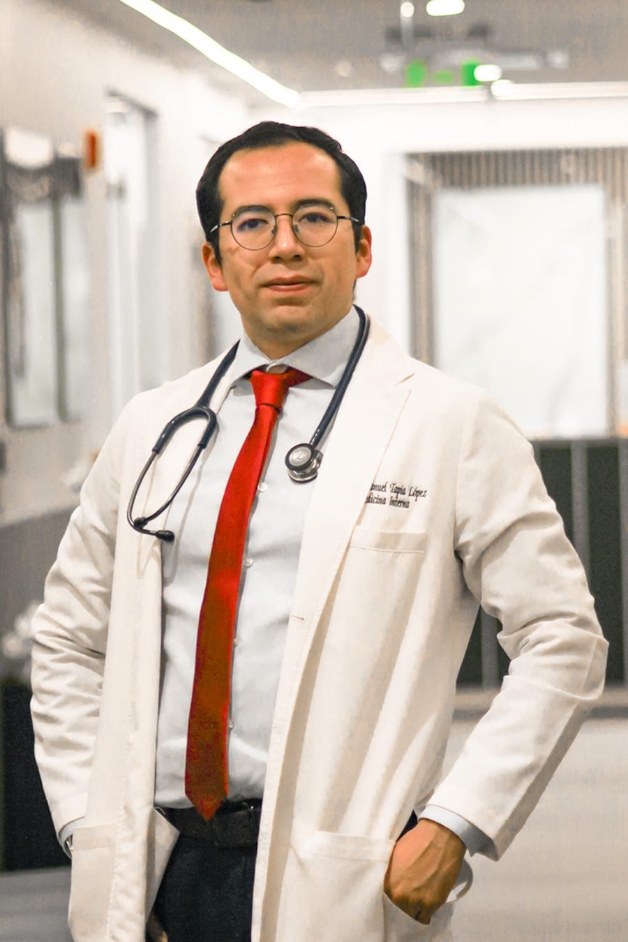El doctor en un pasillo hospitalario