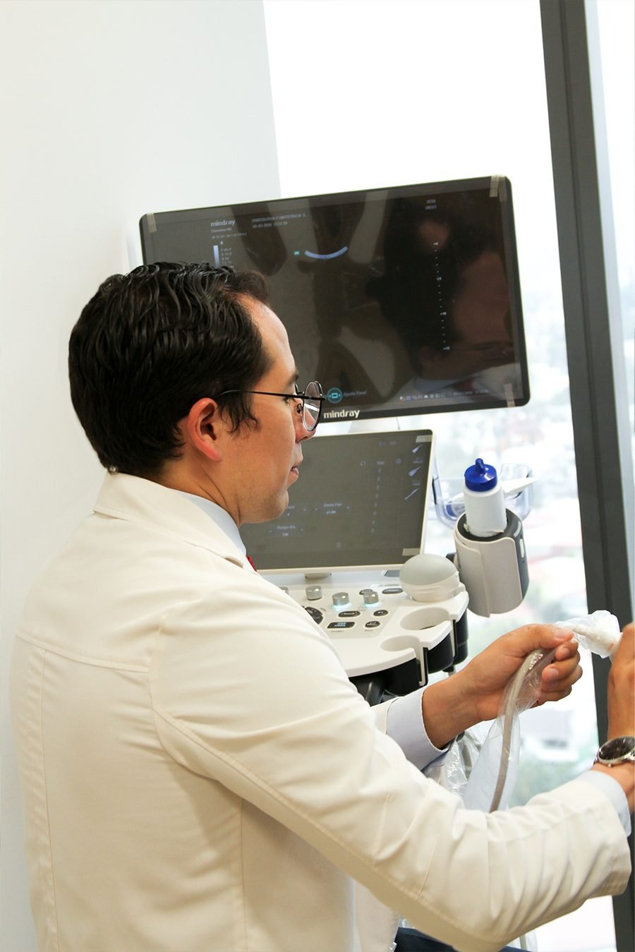 El doctor durante un estudio en el consultorio